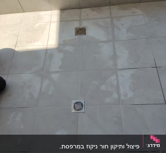 ריצוף חדש עם ניקוז במרכז, חלקי קיר חשופים